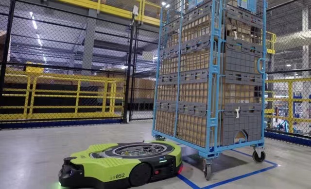 亚马逊推出旗下首款全自动移动仓库机器人